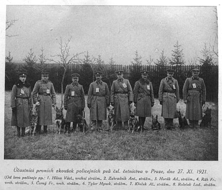 Účastníci prvních zkoušek policejních psů v Praze